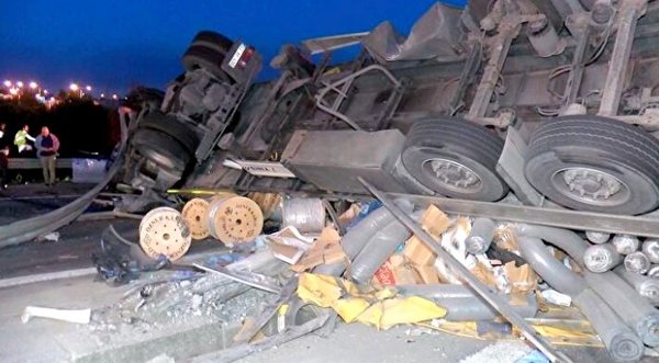 Foto - Katliam gibi kaza! Tır otomobilin üzerine devrildi