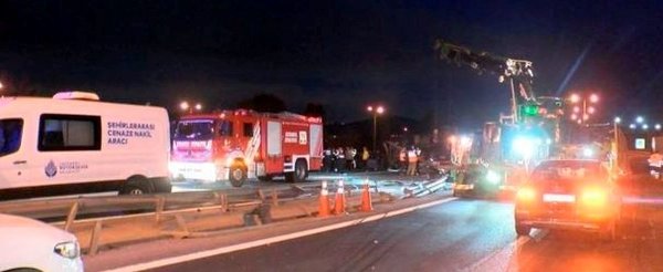 Foto - Katliam gibi kaza! Tır otomobilin üzerine devrildi