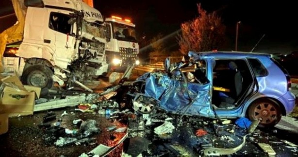 Katliam gibi kaza! Tır otomobilin üzerine devrildi