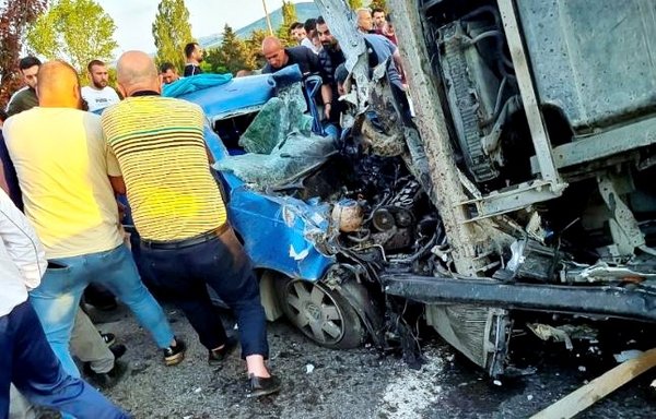 Foto - Katliam gibi kaza! Tır otomobilin üzerine devrildi