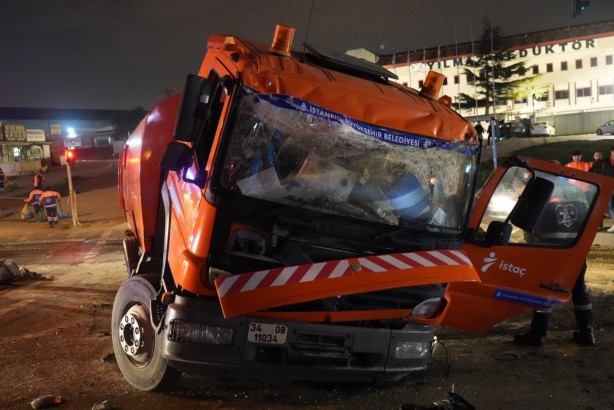 Foto - Katliam gibi kazada kırmızı ışıkta geçen cip, yol temizleme aracına çarptı