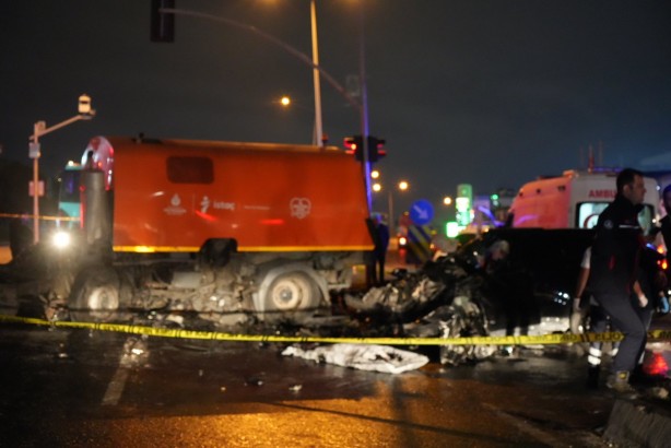 Foto - Katliam gibi kazada kırmızı ışıkta geçen cip, yol temizleme aracına çarptı