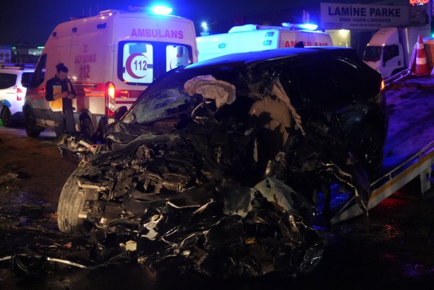 Foto - Katliam gibi kazada kırmızı ışıkta geçen cip, yol temizleme aracına çarptı