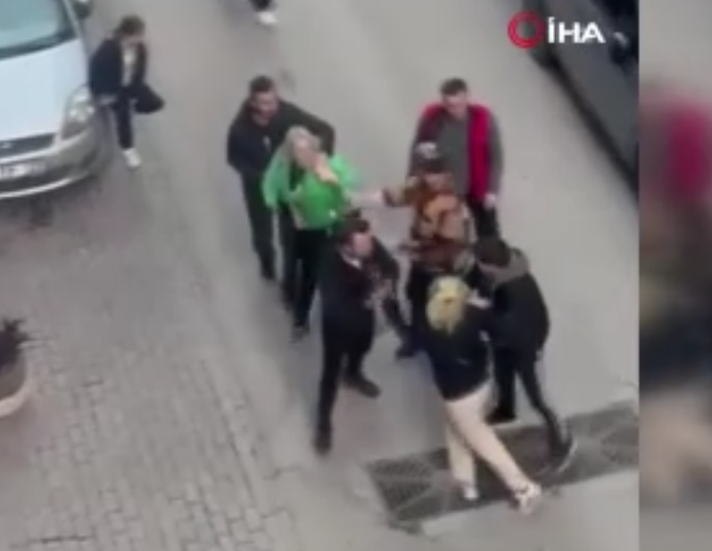 Kavga eden kadınları mahalleli zor ayırdı