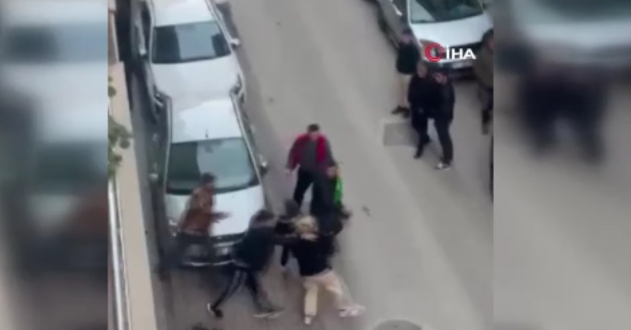 Foto - Kavga eden kadınları mahalleli zor ayırdı