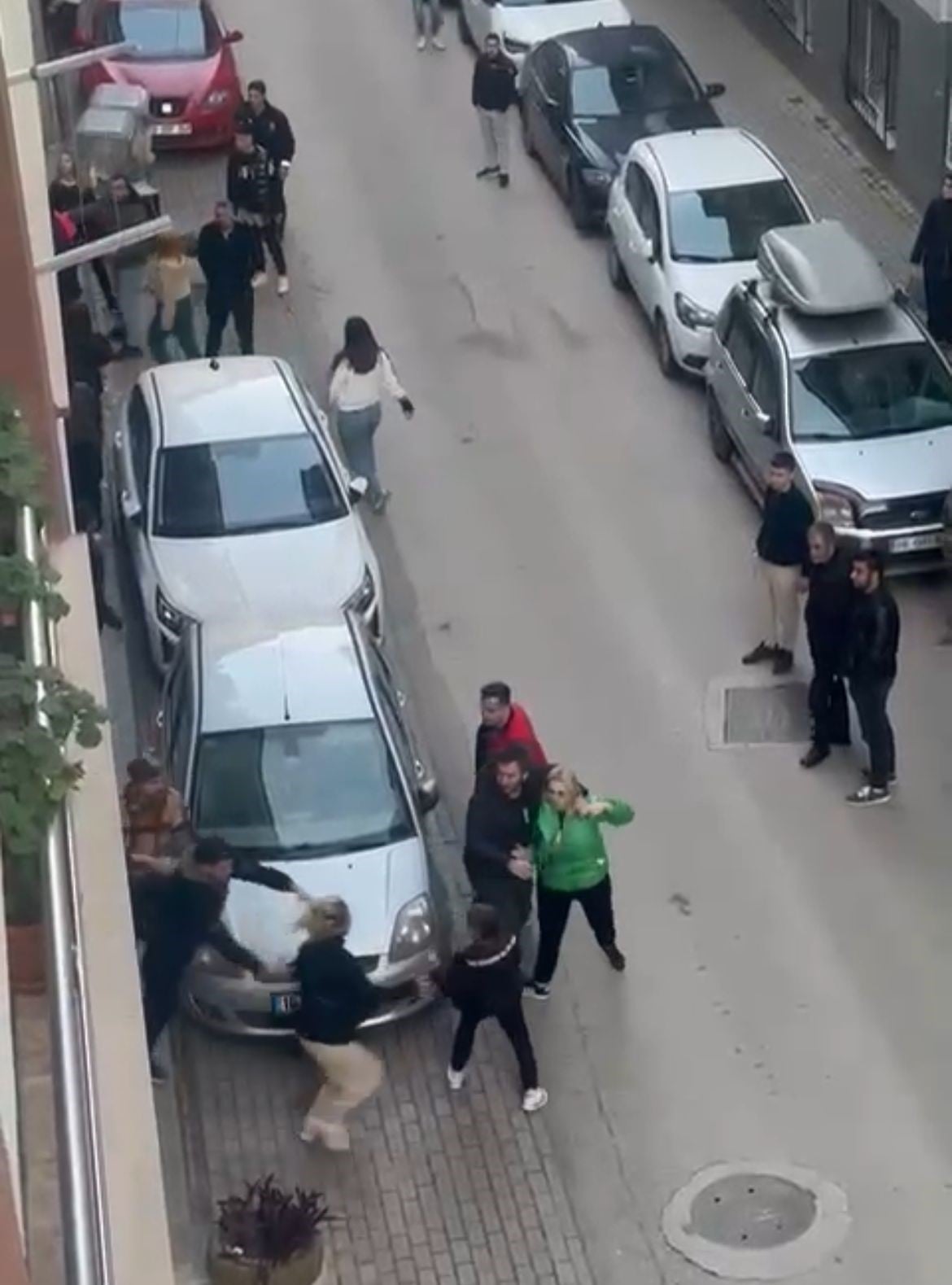 Foto - Kavga eden kadınları mahalleli zor ayırdı