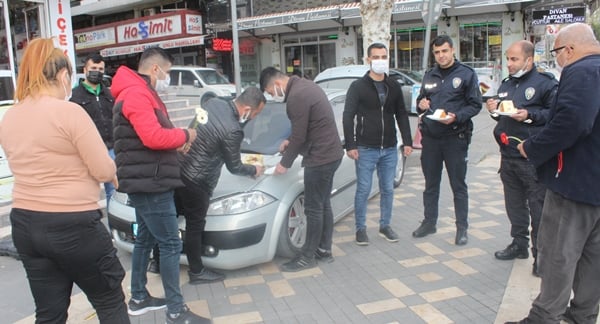 Foto - Kavga ihbarına giden polislere pasta sürprizi