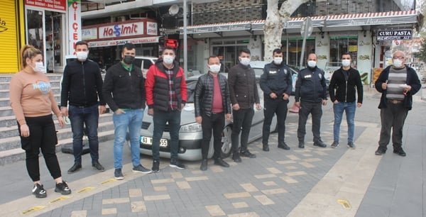 Kavga ihbarına giden polislere pasta sürprizi