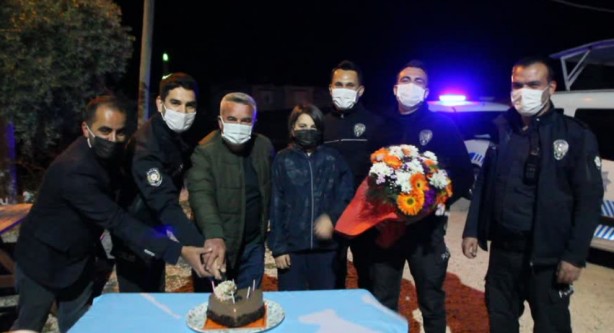 Kavga ihbarıyla çağrılan polislere pastalı sürpriz!