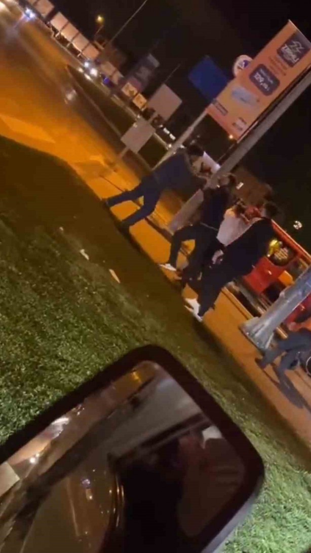 Foto - Kavşağı boks ringine çevirdiler: O anlar kamerada