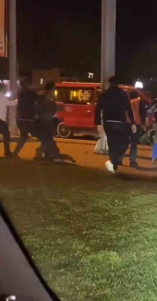 Foto - Kavşağı boks ringine çevirdiler: O anlar kamerada