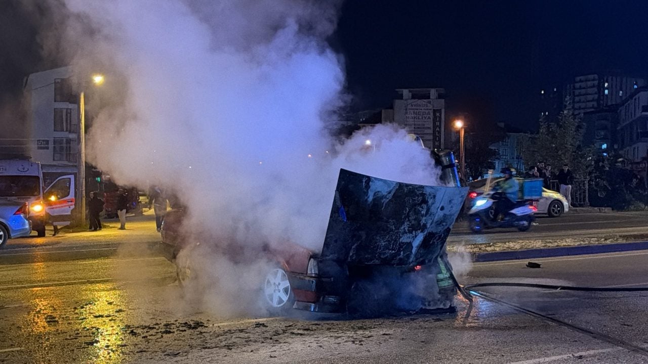 Foto - Kavşağın ortasında dehşet! Yeniden çalıştırmak istediği otomobil alev topuna döndü