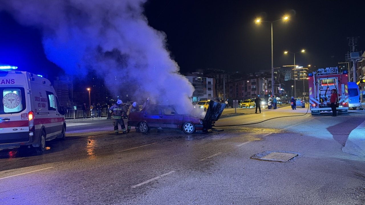 Foto - Kavşağın ortasında dehşet! Yeniden çalıştırmak istediği otomobil alev topuna döndü