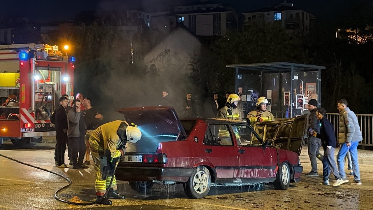 Foto - Kavşağın ortasında dehşet! Yeniden çalıştırmak istediği otomobil alev topuna döndü