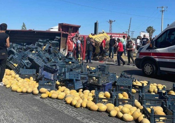 Foto - Kavun yüklü kamyon ile konteyner taşıyan kamyon çarpıştı