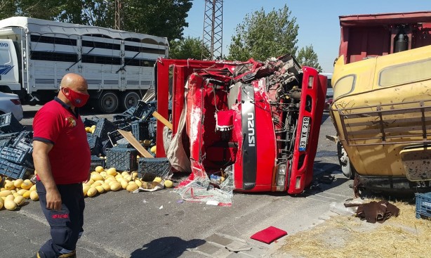 Foto - Kavun yüklü kamyon ile konteyner taşıyan kamyon çarpıştı