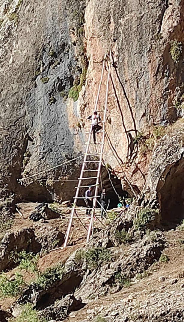 Foto - Kayaların arasında gizli! 11 metrelik merdivenle ulaştılar