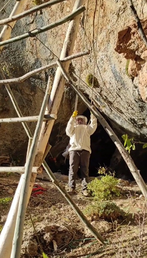 Kayaların arasında gizli! 11 metrelik merdivenle ulaştılar