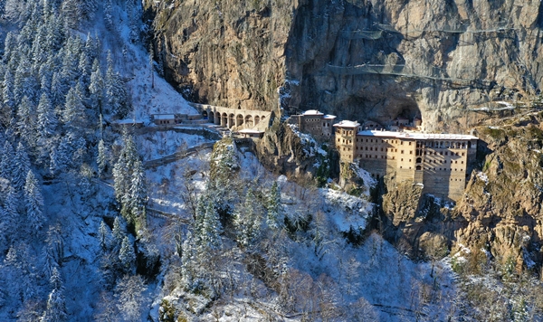 Foto - Kayaların için oyularak yapıldı... Dünyada başka bir benzeri yok!