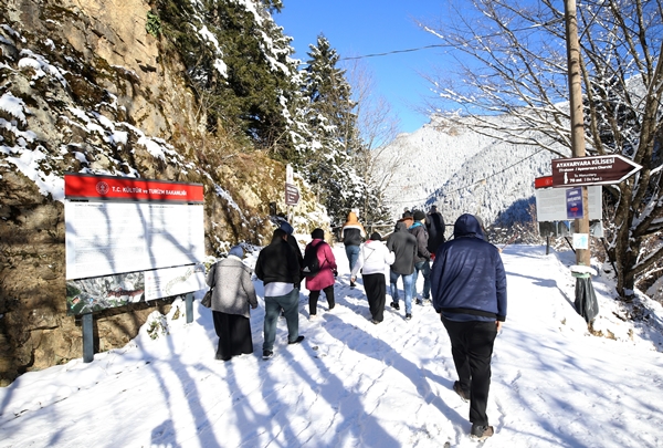 Foto - Kayaların için oyularak yapıldı... Dünyada başka bir benzeri yok!