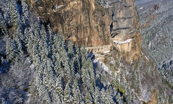 Foto - Kayaların için oyularak yapıldı... Dünyada başka bir benzeri yok!