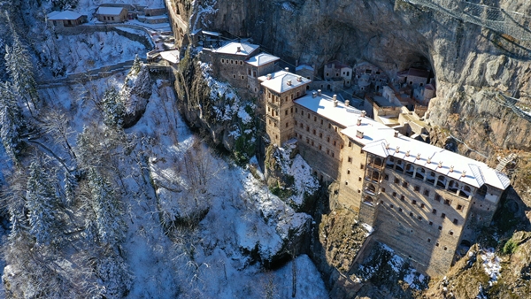 Foto - Kayaların için oyularak yapıldı... Dünyada başka bir benzeri yok!