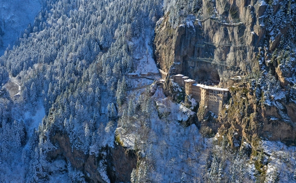 Foto - Kayaların için oyularak yapıldı... Dünyada başka bir benzeri yok!