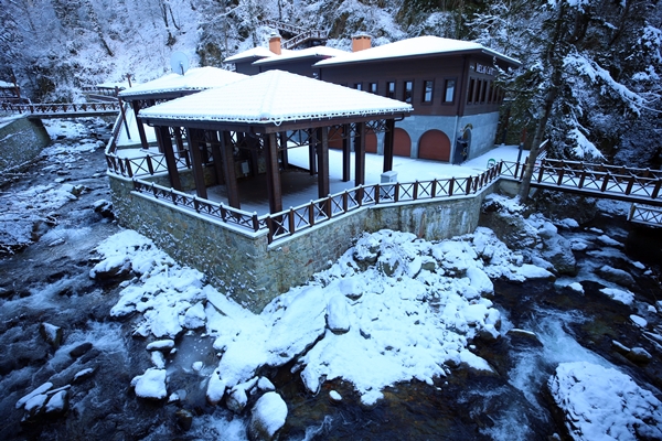 Foto - Kayaların için oyularak yapıldı... Dünyada başka bir benzeri yok!