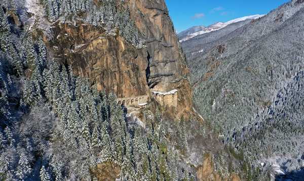 Foto - Kayaların için oyularak yapıldı... Dünyada başka bir benzeri yok!