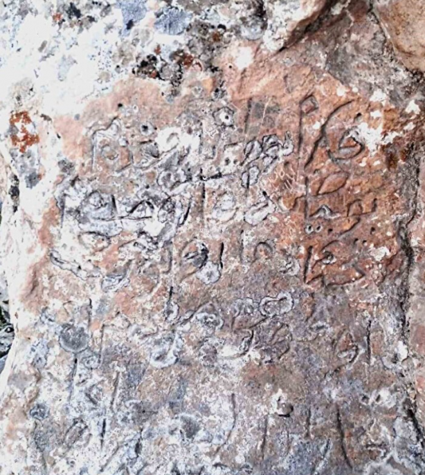 Foto - Kayaların üzerine oyulu halde bulundu! Sırrı Türkçeye çevrilince ortaya çıktı