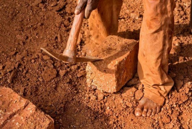 Foto - Kayalık tepelerden tuğla çıkarıyorlar!