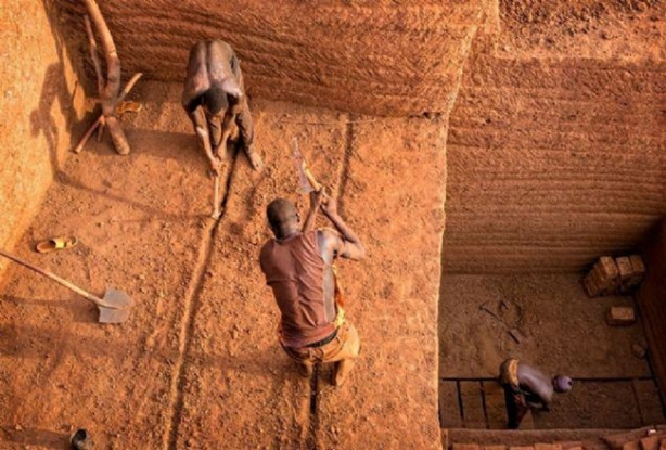 Foto - Kayalık tepelerden tuğla çıkarıyorlar!