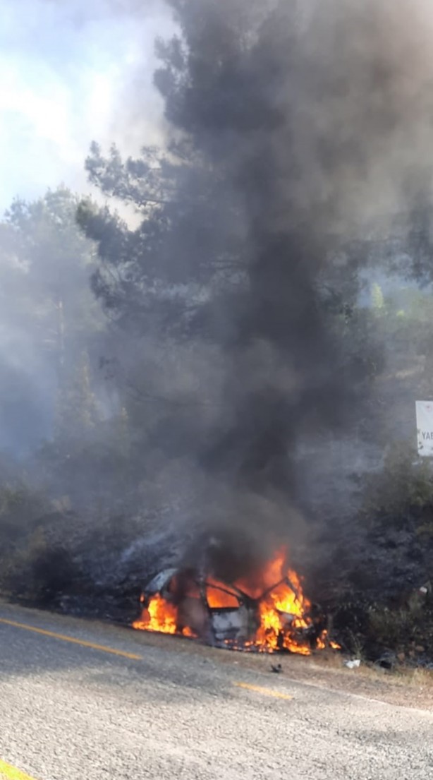 Foto - Kayalıklara çarpan araçta çıkan yangın, ormanlık alana sıçradı