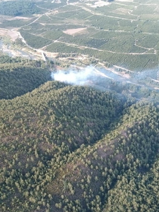Foto - Kayalıklara çarpan araçta çıkan yangın, ormanlık alana sıçradı