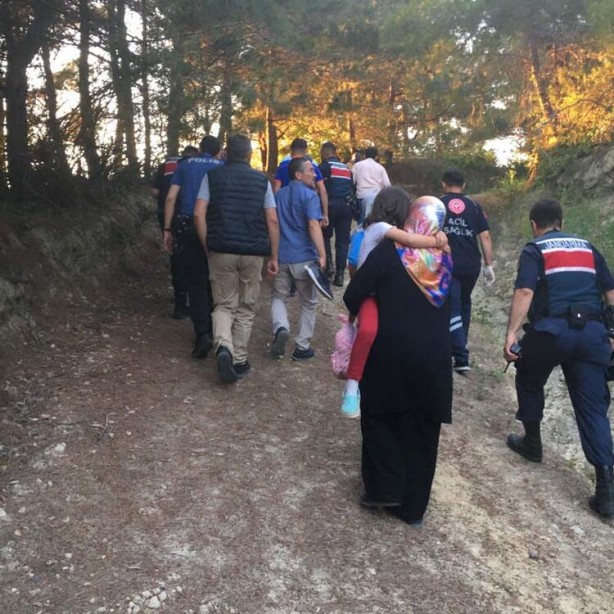 Foto - Kayalıklarda mahsur kalan dayı - yeğen, halatla indirildi