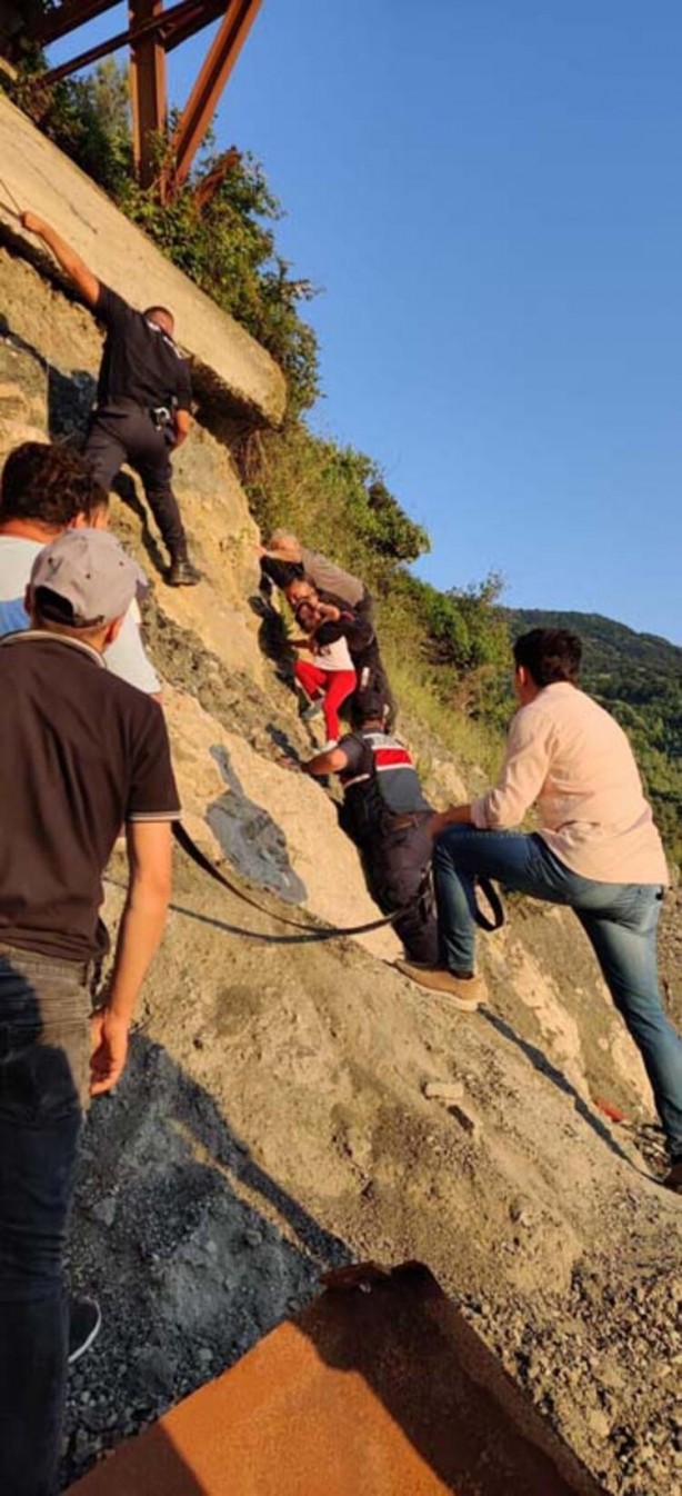 Foto - Kayalıklarda mahsur kalan dayı - yeğen, halatla indirildi