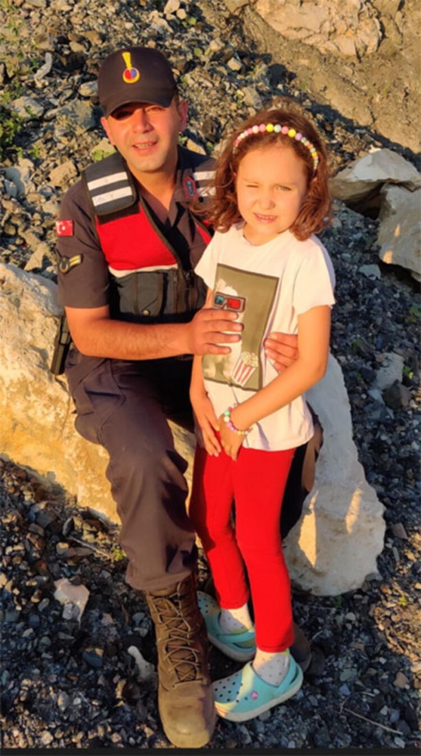 Foto - Kayalıklarda mahsur kalan dayı - yeğen, halatla indirildi