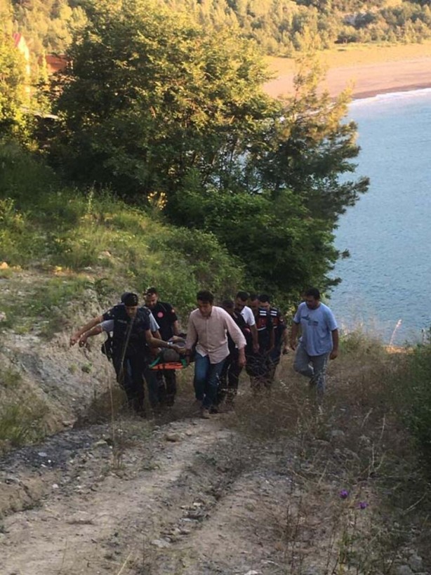 Foto - Kayalıklarda mahsur kalan dayı - yeğen, halatla indirildi