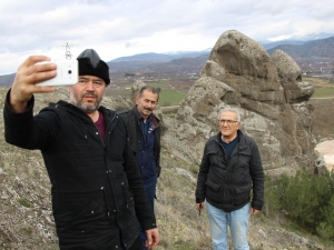 Foto - Kayanın şeklini gören telefonuna sarılıyor