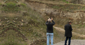 Kayanın şeklini gören telefonuna sarılıyor