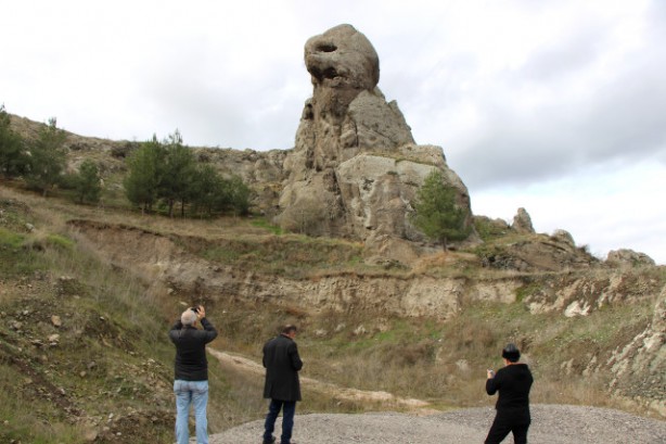 Foto - Kayanın şeklini gören telefonuna sarılıyor