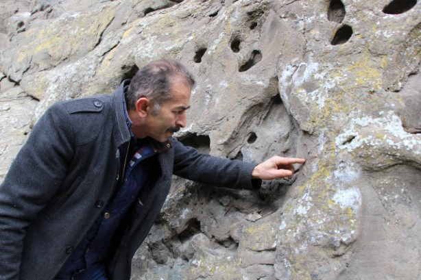 Foto - Kayanın şeklini gören telefonuna sarılıyor