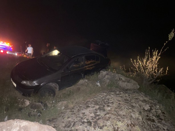 Foto - Kayaya takılan otomobil uçurumda askıda kaldı