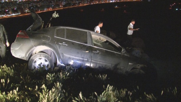 Foto - Kayaya takılan otomobil uçurumda askıda kaldı