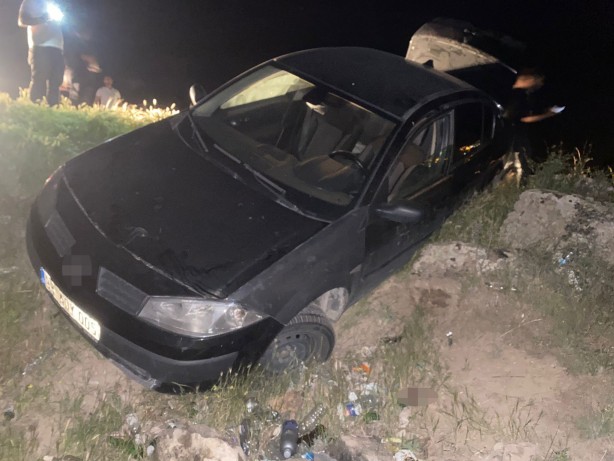 Kayaya takılan otomobil uçurumda askıda kaldı