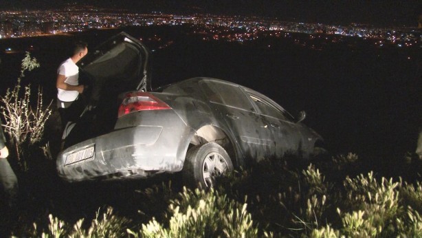 Foto - Kayaya takılan otomobil uçurumda askıda kaldı