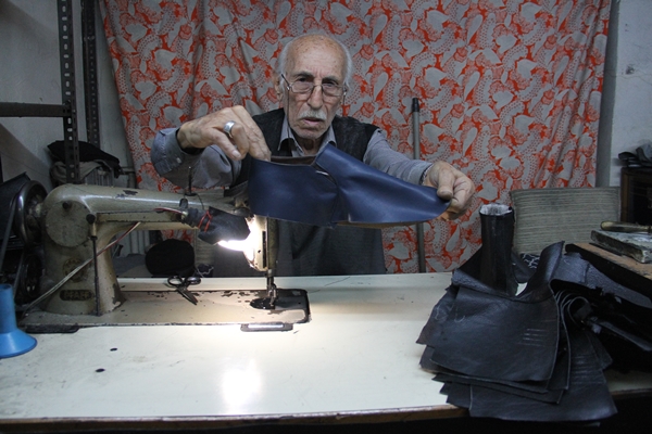 Foto - Kaybolmaya yüz tutan mesleğine ömrünü adadı