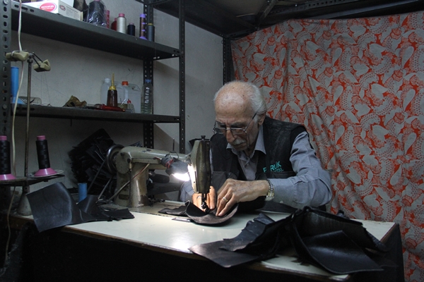 Foto - Kaybolmaya yüz tutan mesleğine ömrünü adadı