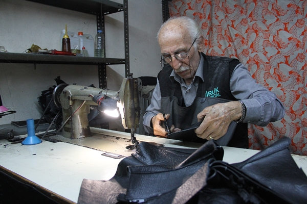 Foto - Kaybolmaya yüz tutan mesleğine ömrünü adadı