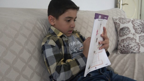 Foto - Kaydırak üzerinde bir anda namaza duran çocuk şaşkına çevirdi